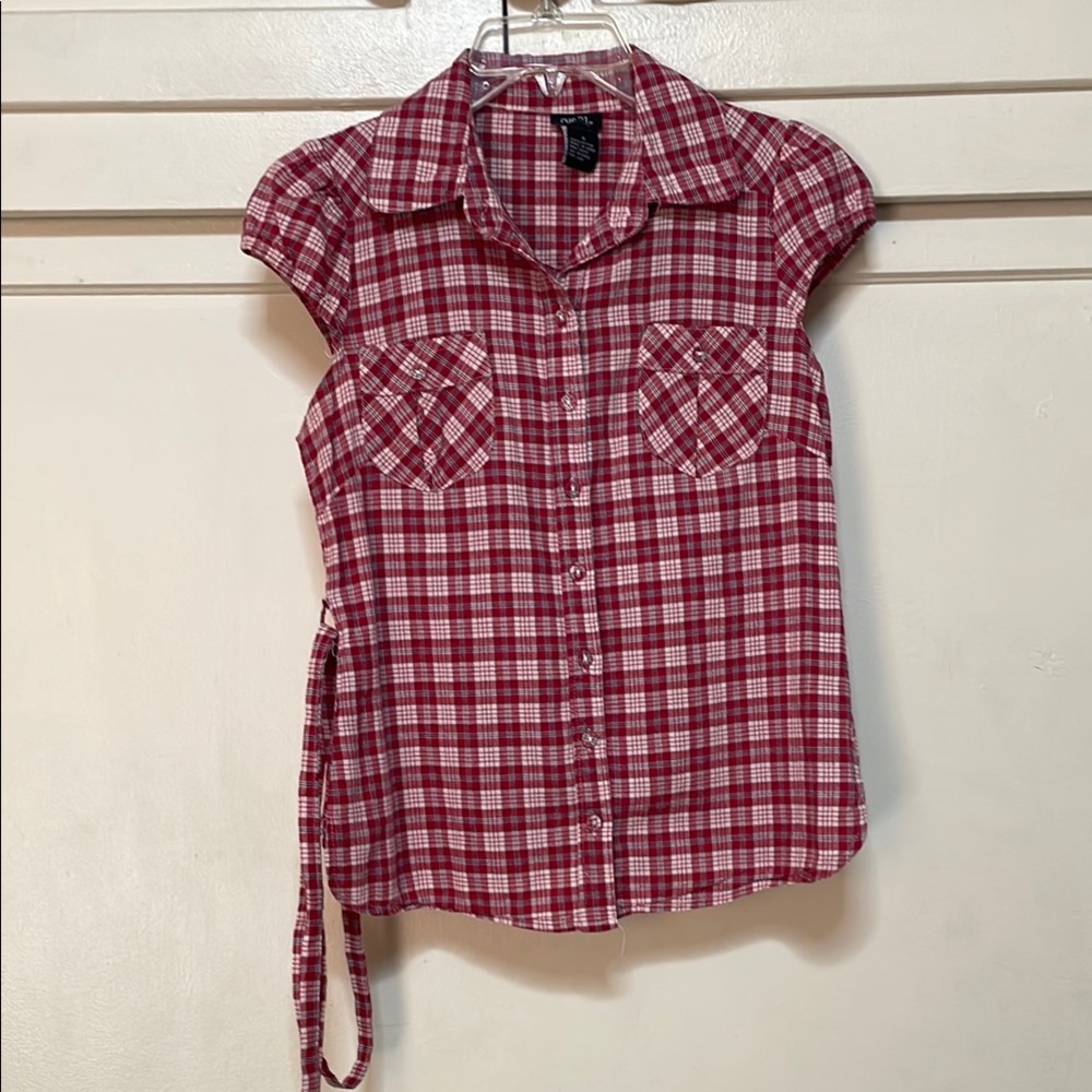 Rue21 Red and White Fitted Button Down Top